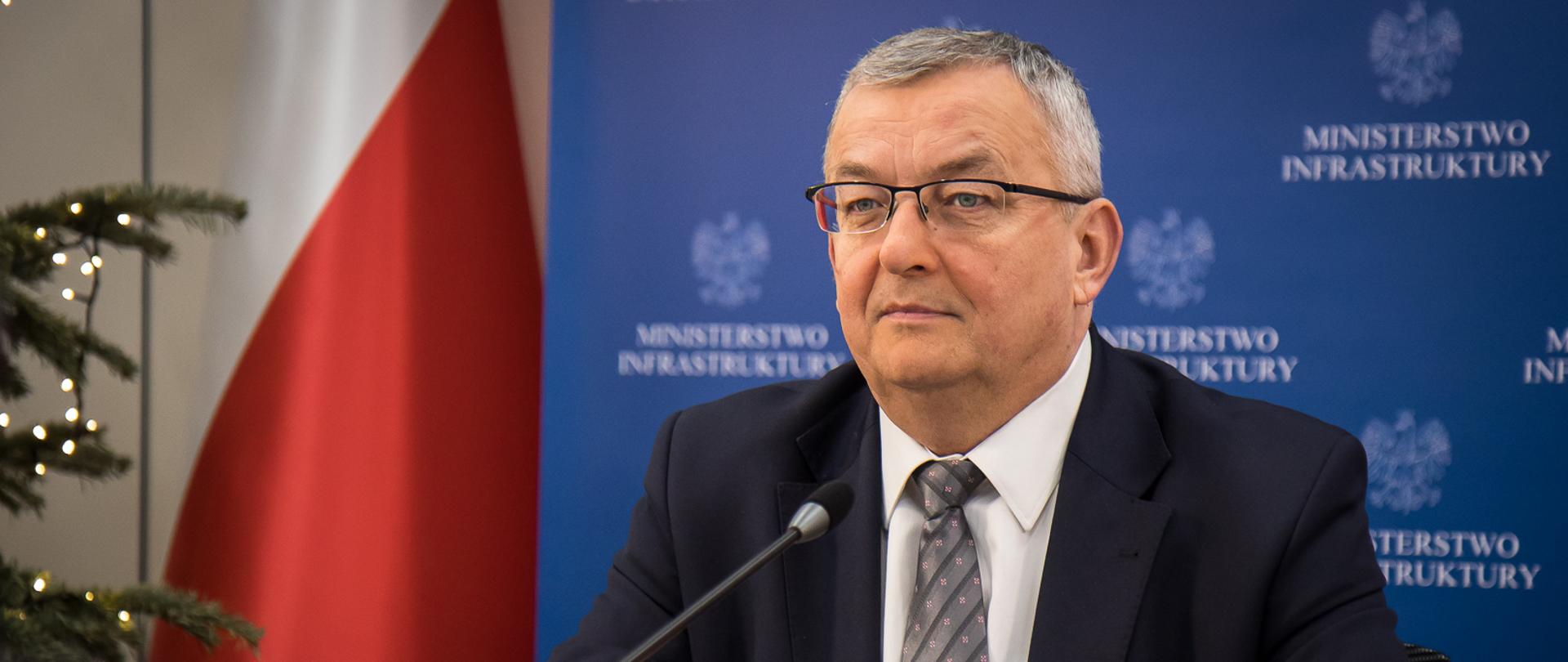 Minister Andrzej Adamczyk uczestniczył w konferencji prasowej podczas której została podpisana umowa na realizację drogi ekspresowej S6 od Słupska do Bobrownika