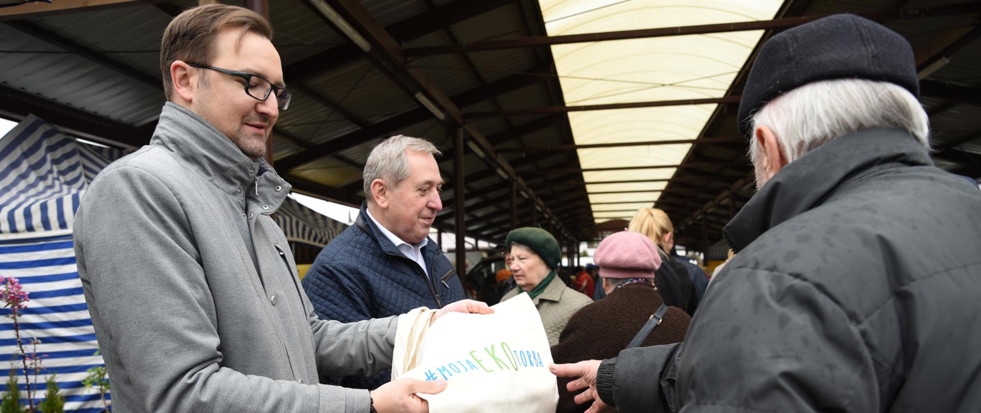 Minister and vice-minister of environment presenting eco-bag