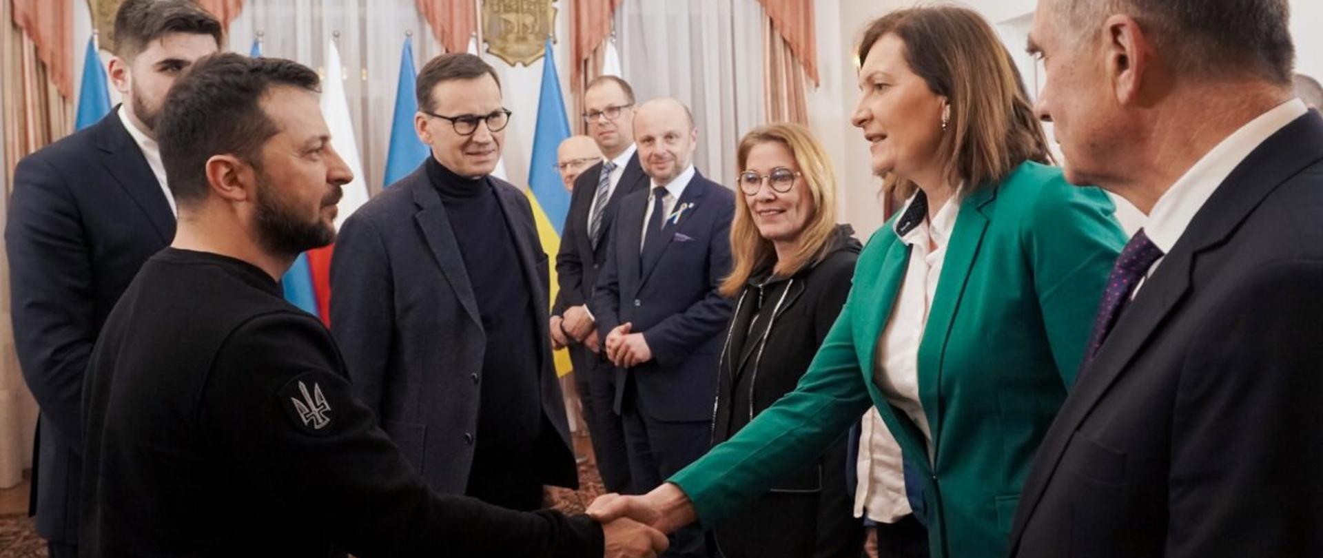 Prezydent Ukrainy Wołodymir Zełenski wita się z wojewodą podkarpackim Ewą Leniart podczas spotkania w Chełmie
