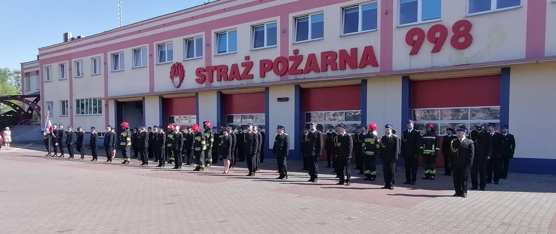 Przed siedzibą Komendy Miejskiej PSP w Toruniu ustawiony jest poddział odznaczonych, awansowanych i nagradzanych strażaków, którzy otrzymają swoje wyróżnienia podczas toruńskich obchodów Dnia Strażaka 2021. 