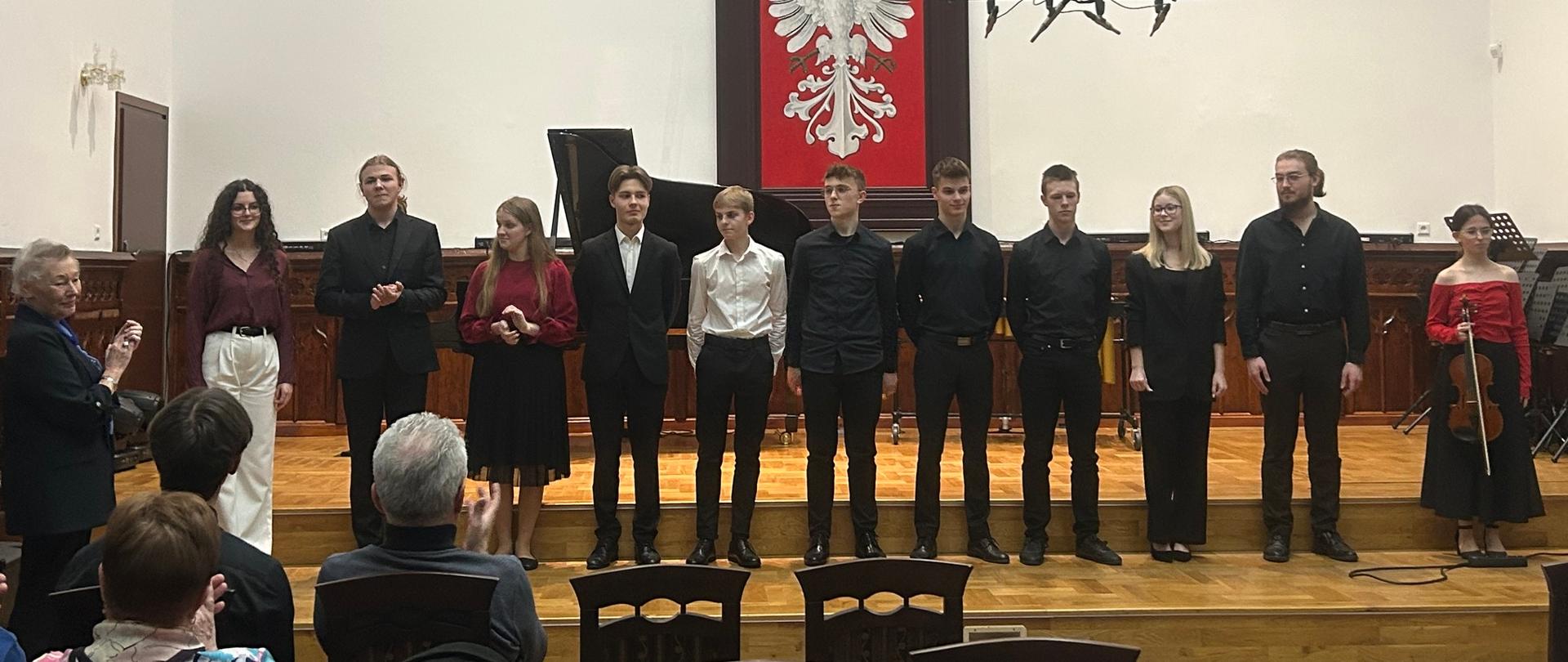 uczniowie klasy IV PSM II stopnia podczas koncertu klasowego na Sali Królewskiej PSM Mielec