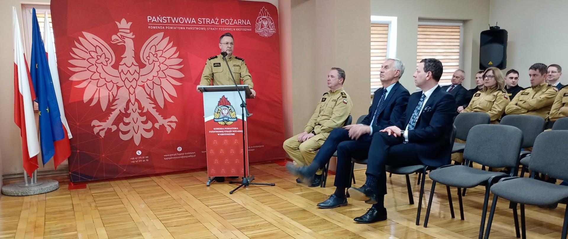 Zdjęcie przedstawia zastępce wielkopolskiego komendanta wojewódzkiego podczas okolicznościowego wystąpienia.