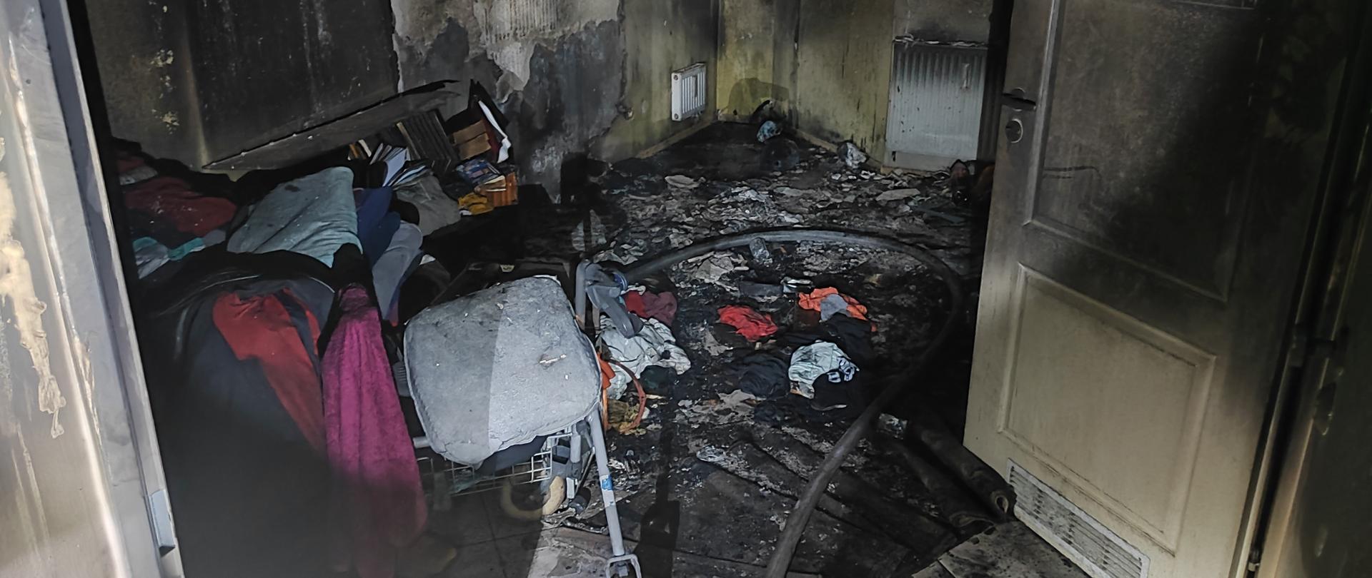 Pomieszczenie, z którego ewakuowano osobe poszkodowaną oraz nadpalone elementy wyposażenia mieszkania