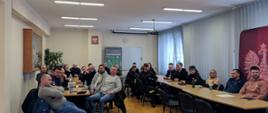 Na zdjęciu widoczni sią druhowie OSP biorący udział w szkoleniu.