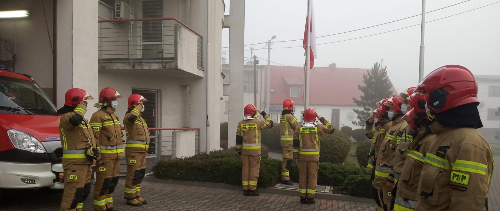 Na zdjęciu strażacy z KP PSP Nakło podczas uroczystego apelu