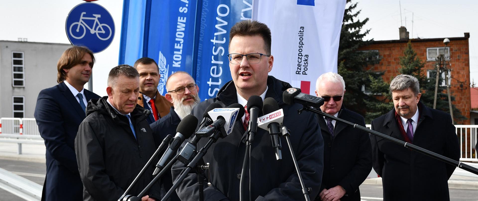 Wiceminister infrastruktury Andrzej Bittel na briefingu w Łowiczu