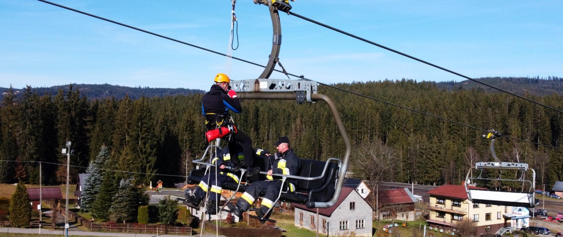 Ćwiczenia ewakuacji z kolei linowych