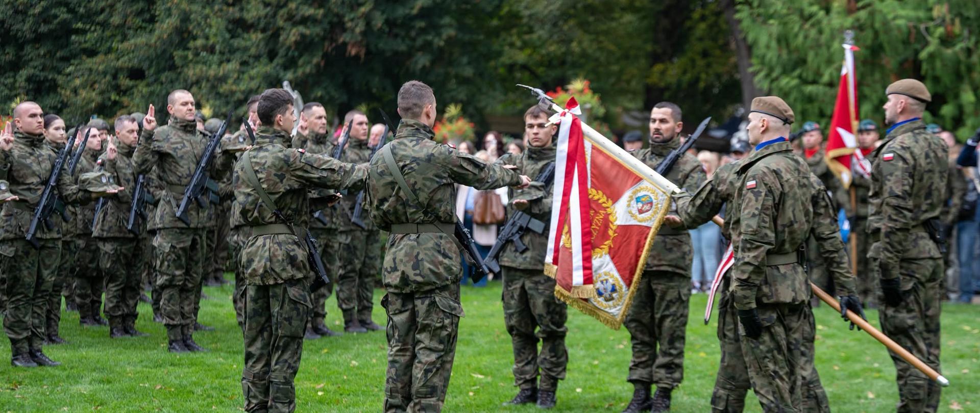 Zdjęcie przedstawia żołnierzy składających przysięgę