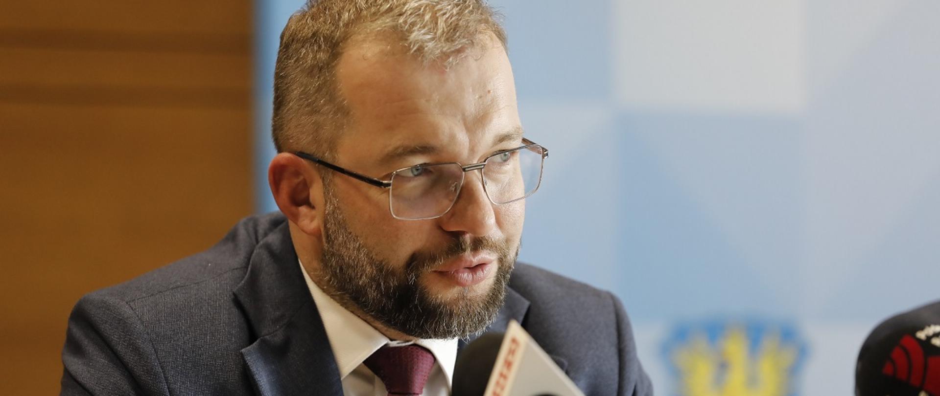 Minister funduszy i polityki regionalnej Grzegorz Puda przemawia do mikrofonu