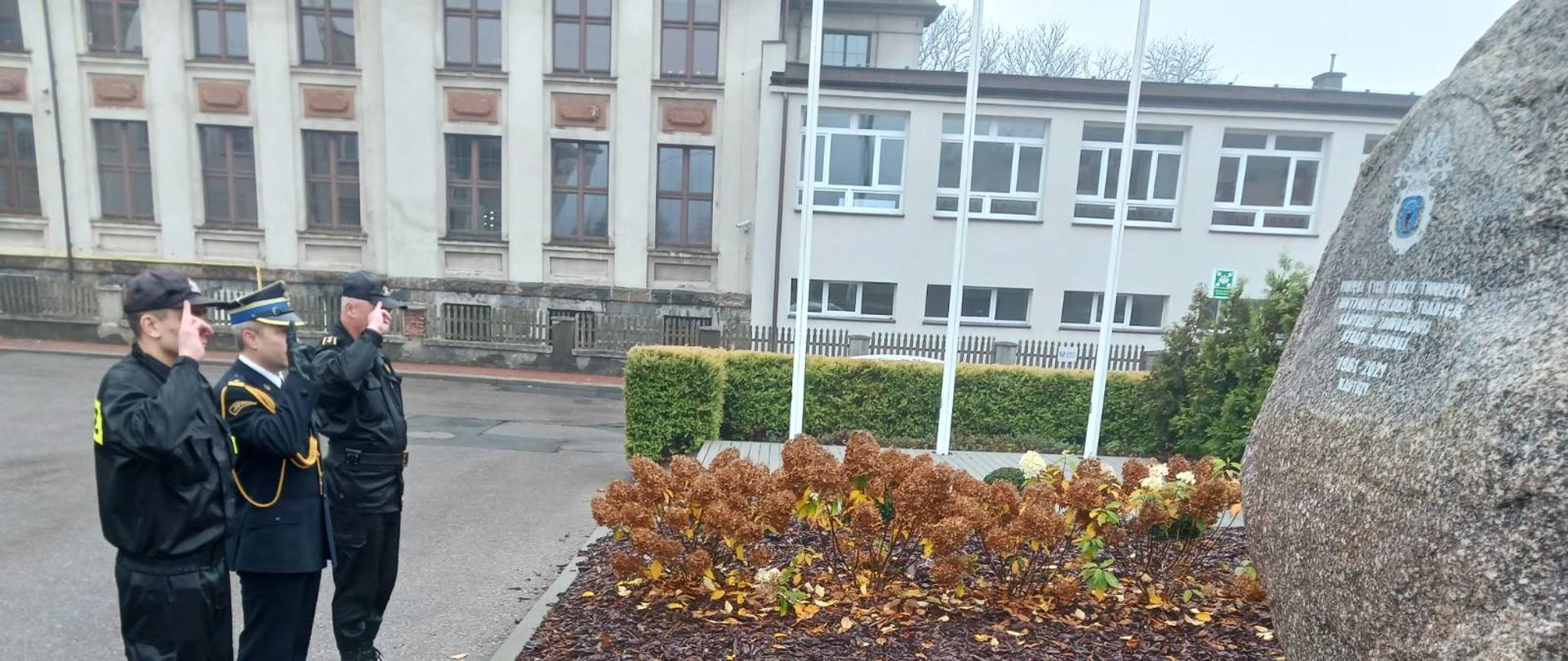 Fotografia przedstawia przedstawicieli podczas oddania hołdu przed obeliskiem na terenie KP PSP w Kartuzach.