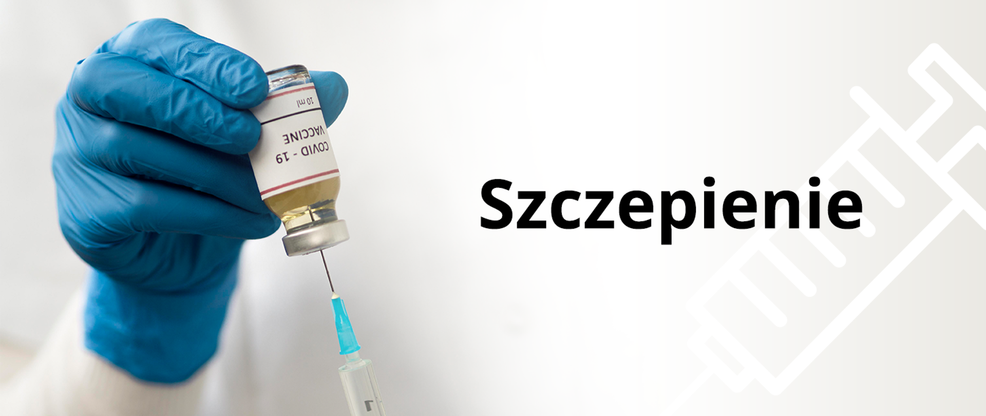 Zdjęcie przedstawia po lewej stronie dłoń w medycznej niebieskiej rękawiczce, która trzyma buteleczkę ze szczepionką i widoczną igłą ze strzykawką, po prawej stronie na beżowym tle z zarysem strzykawki napis Szczepienie