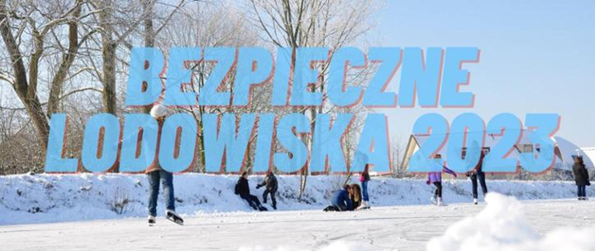 baner z napisem "Bezpieczne lodowiska 2023" W tle ludzie jeżdżący na łyżwach na zewnętrznym lodowisku.