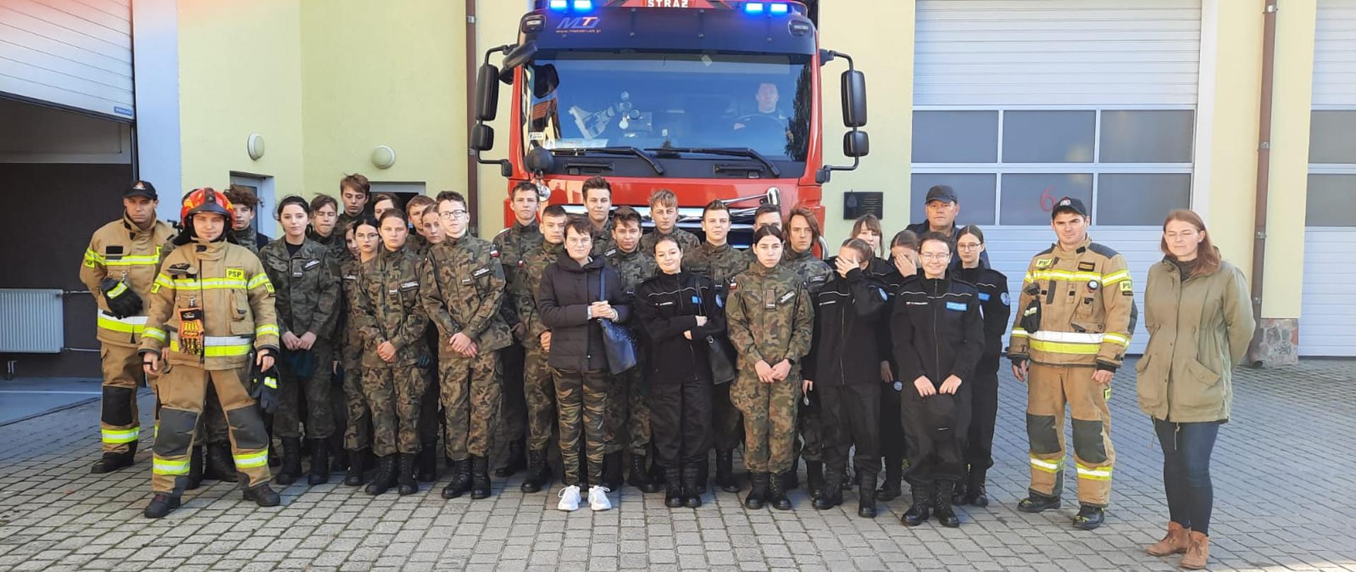 I kl. ZSO w Węgorzewie ze strażakami z JRG w Węgorzewie