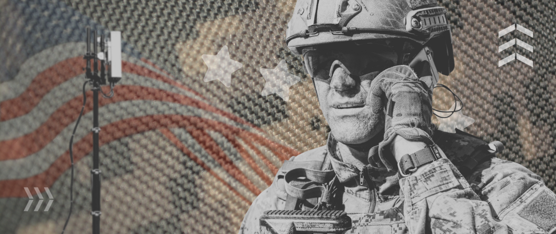 Na pierwszym planie żołnierz w hełmie rozmawia przez komórkę. Po lewej stronie widać niewielki maszt z anteną komórkową. W tle półprzezroczyste zdjęcie flagi USA i motyw wojskowego kamuflażu.