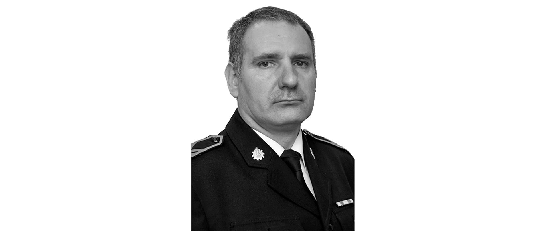 Zdjęcie st. ogn. w st. spocz. Przemysława Woźnego w mundurze w barwach czarno-białych