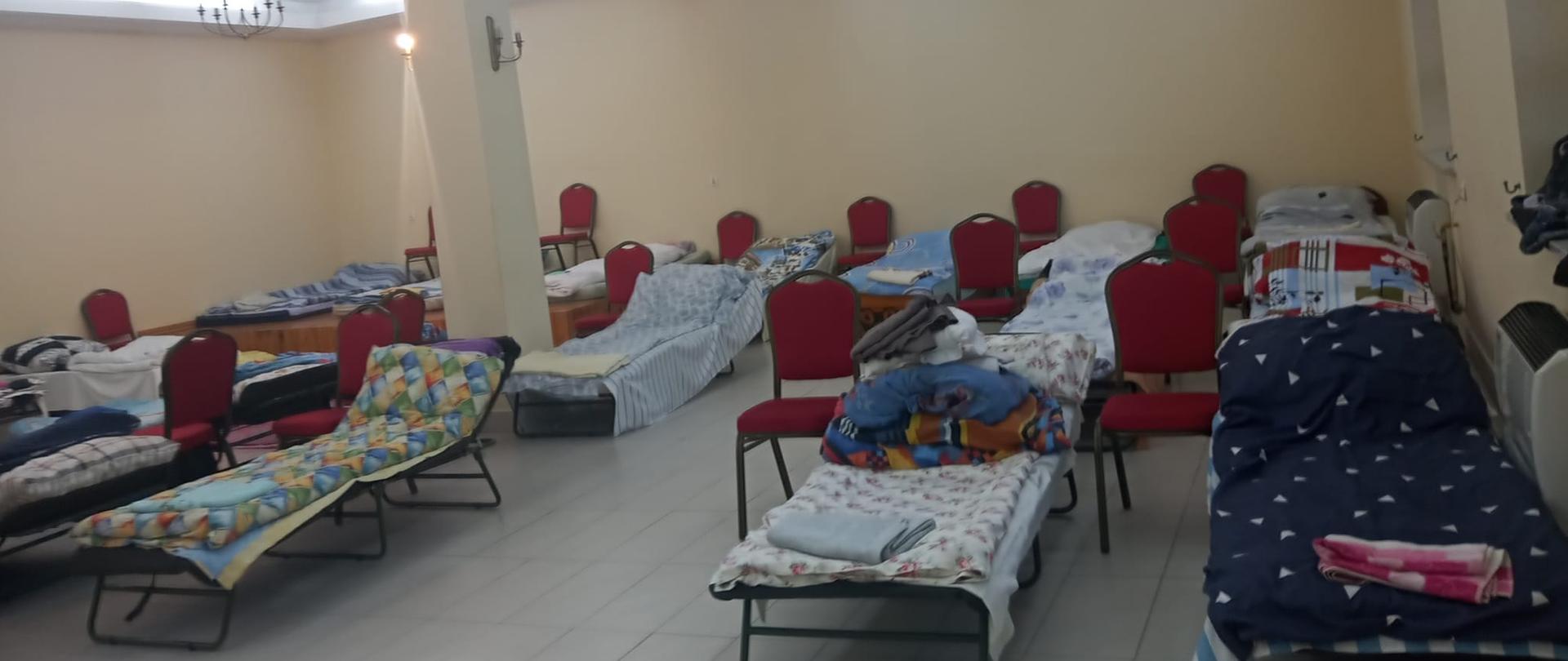 Przygotowane łóżka dla uchodźców z Ukrainy w remizie OSP. 