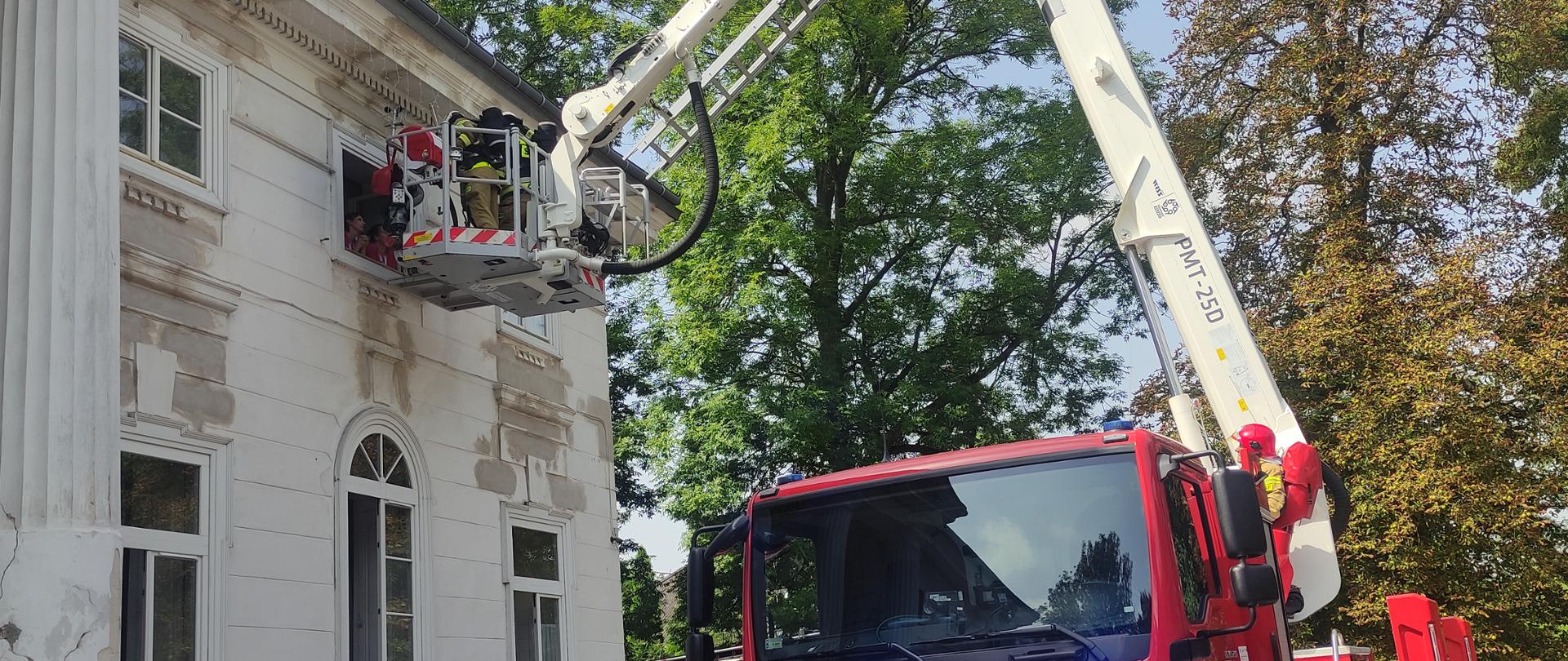 Ćwiczenia strażaków na obiekcie Domu Pomocy Społecznej