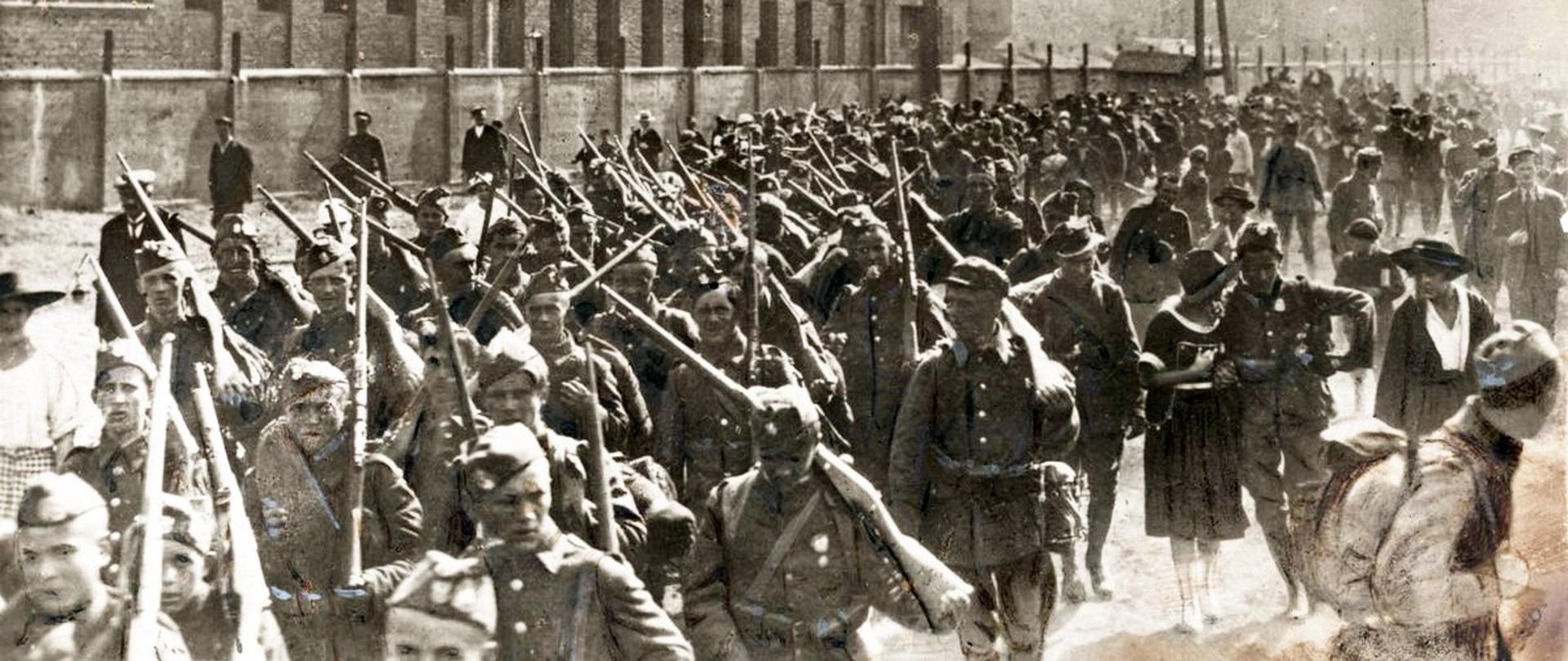 10_Wymarsz_oddziału_piechoty_na_front,_Warszawa,_sierpień_1920_r