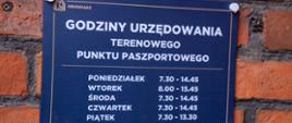 Tabliczka z godzinami otwarcia nowej lokalizacji Punktu Paszportowego w Grudziądzu