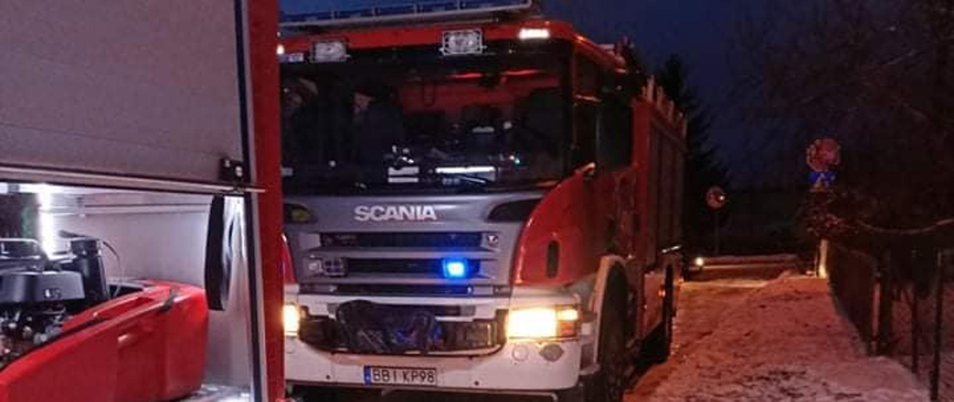 Dwa samochody gaśnicze biorące udział w akcji gaszenia pożaru w Brańsku.