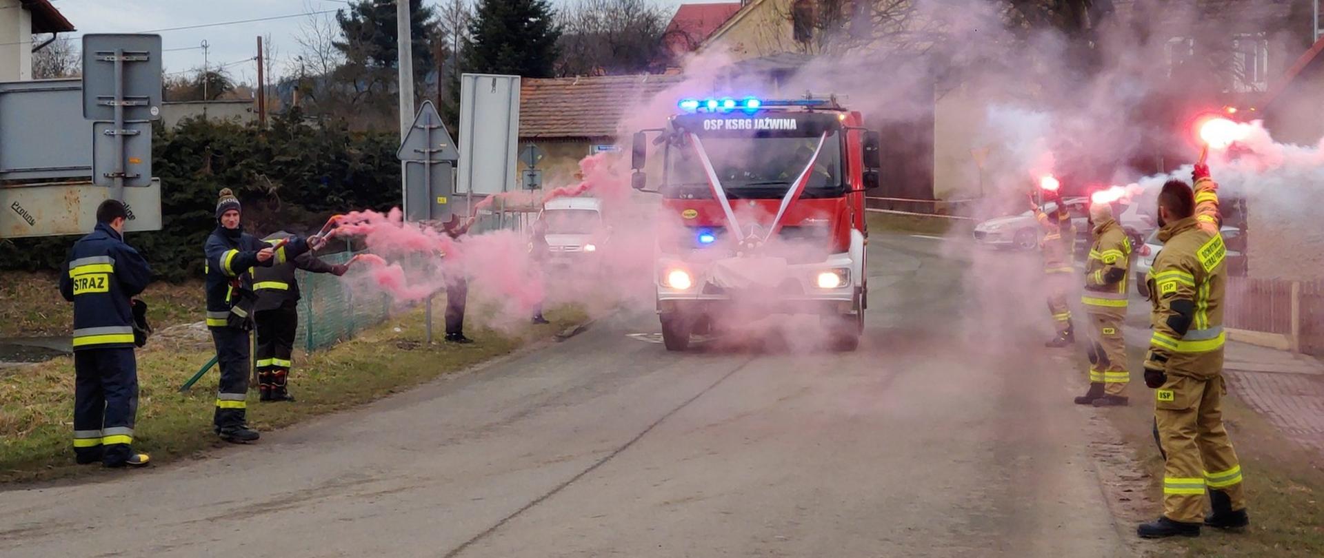 Przekazanie samochodu dla OSP Jaźwina