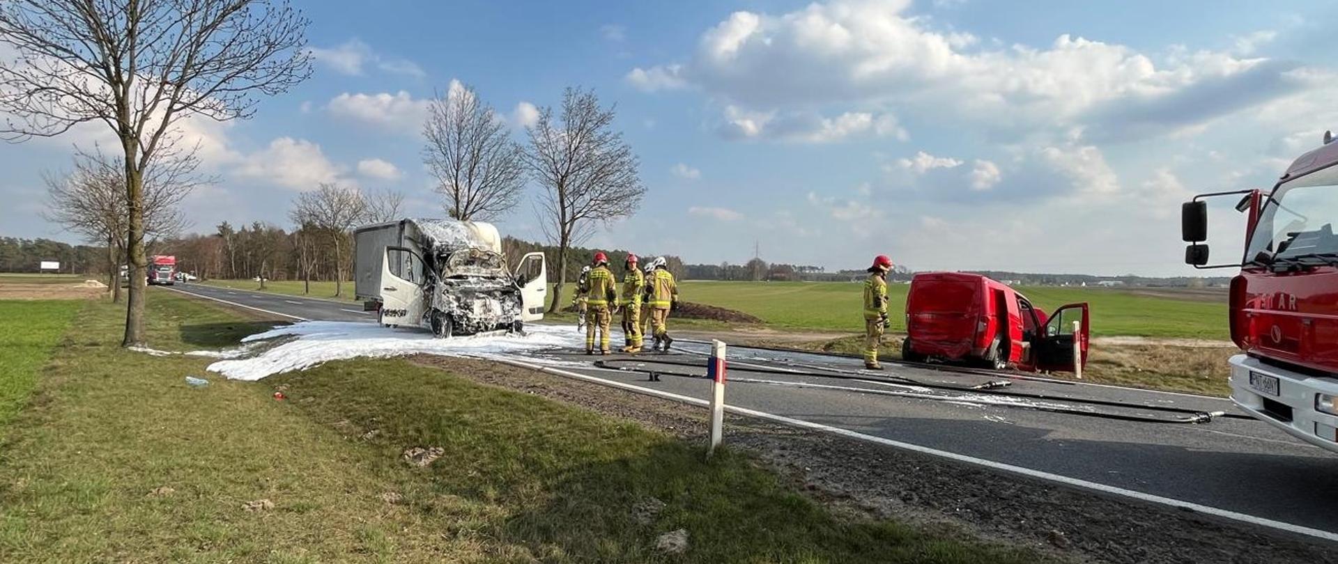 Pojazdy po wypadku oraz działające służby