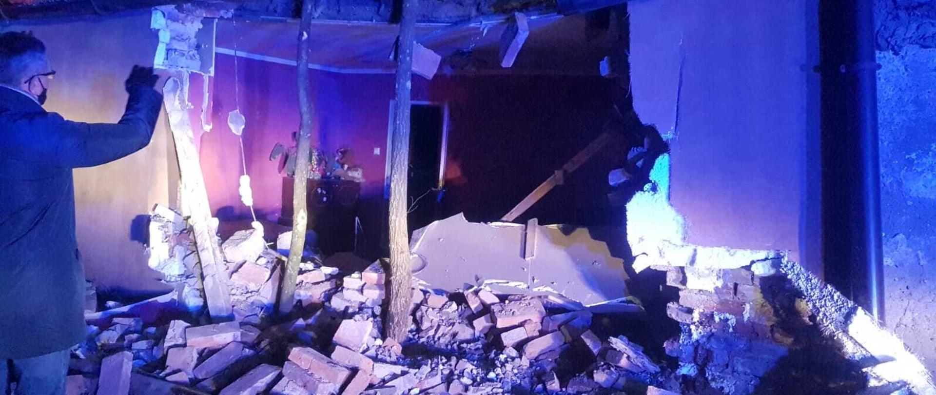 Na zdjęciu widać uszkodzony przez pojazd budynek mieszkalny.