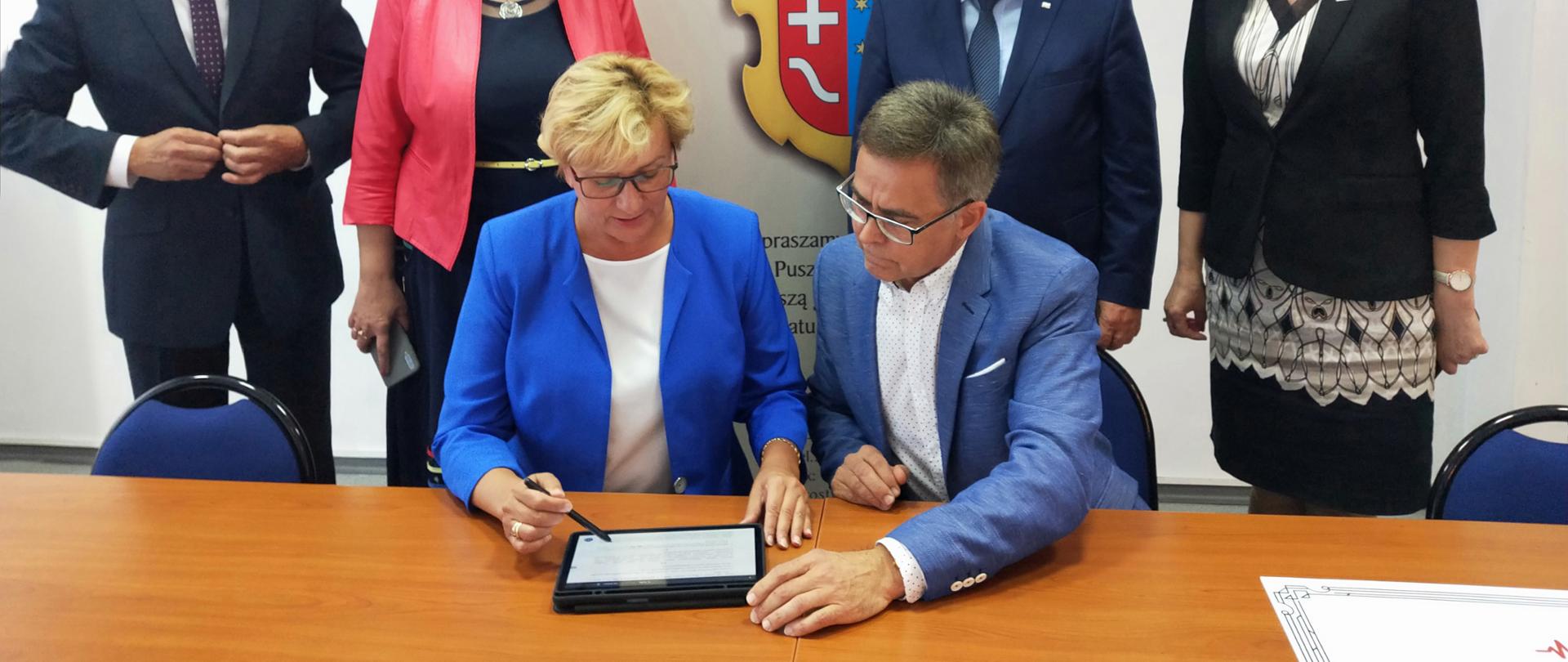 Województwo podkarpackie zyska 12 karetek pogotowia ratunkowego