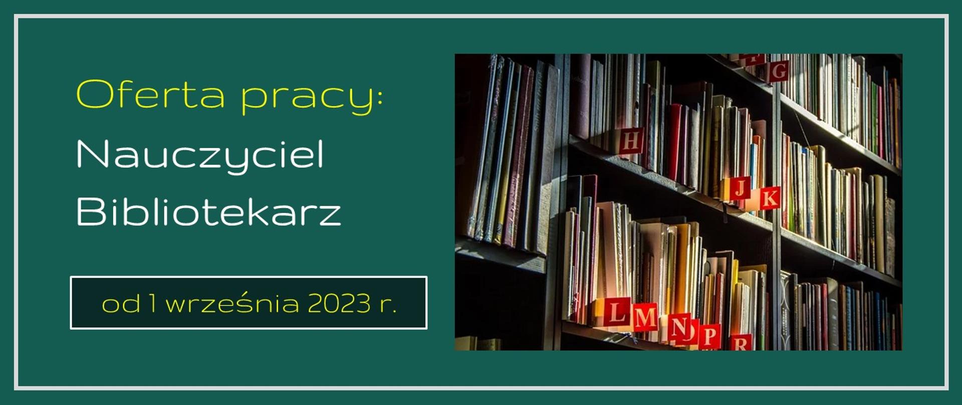 Ogłoszenie oferta pracy Nauczyciel bibliotekarz od 1 września 2023 roku, po prawej stronie regał z książkami