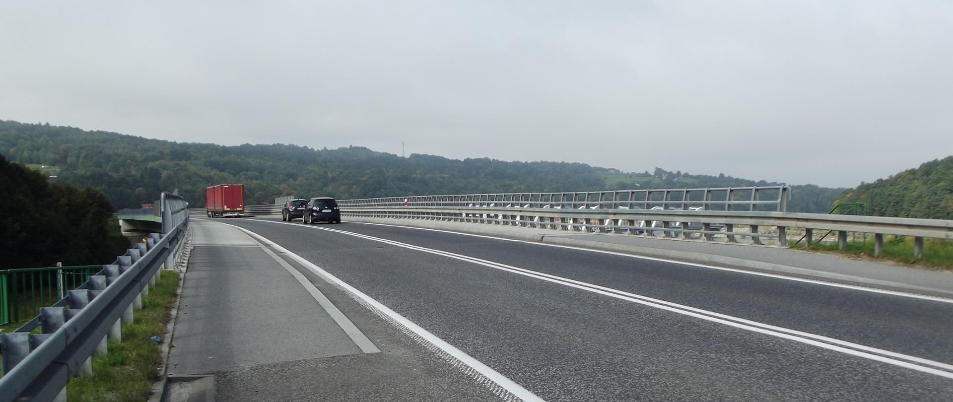 droga na wiadukcie, widoczne pojazdy na jezdni