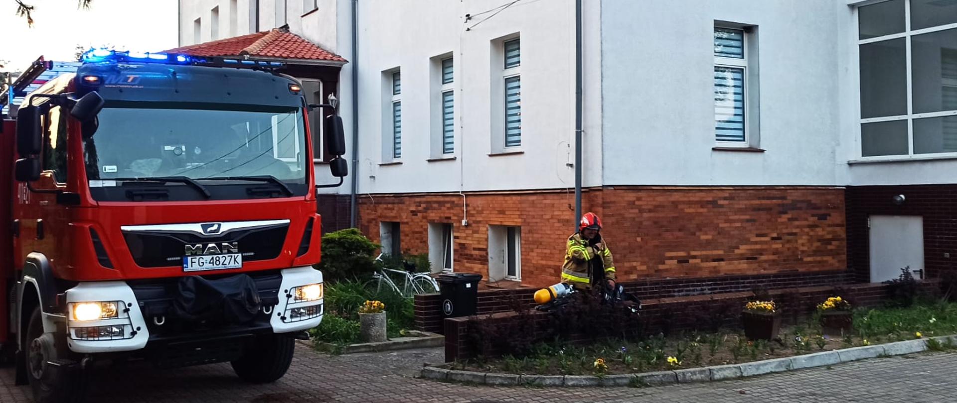 Służby ratownicze przed budynkiem DPS