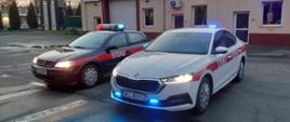 Zdjęcie przedstawia nowy samochód operacyjny Komendy Powiatowej w Kluczborku i dotychczasowy samochód Opel Astra.