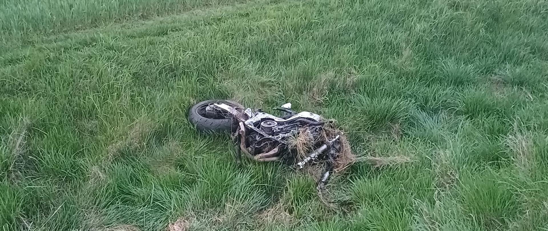 Motocykl po zdarzeniu drogowym.