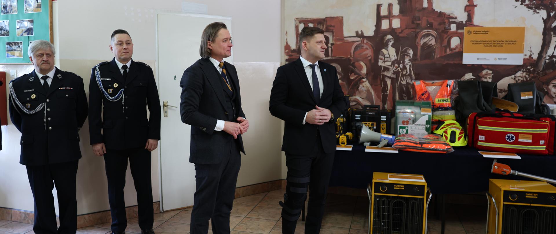 Przekazanie sprzętu dla klas mundurowych w gminie Łaskarzew