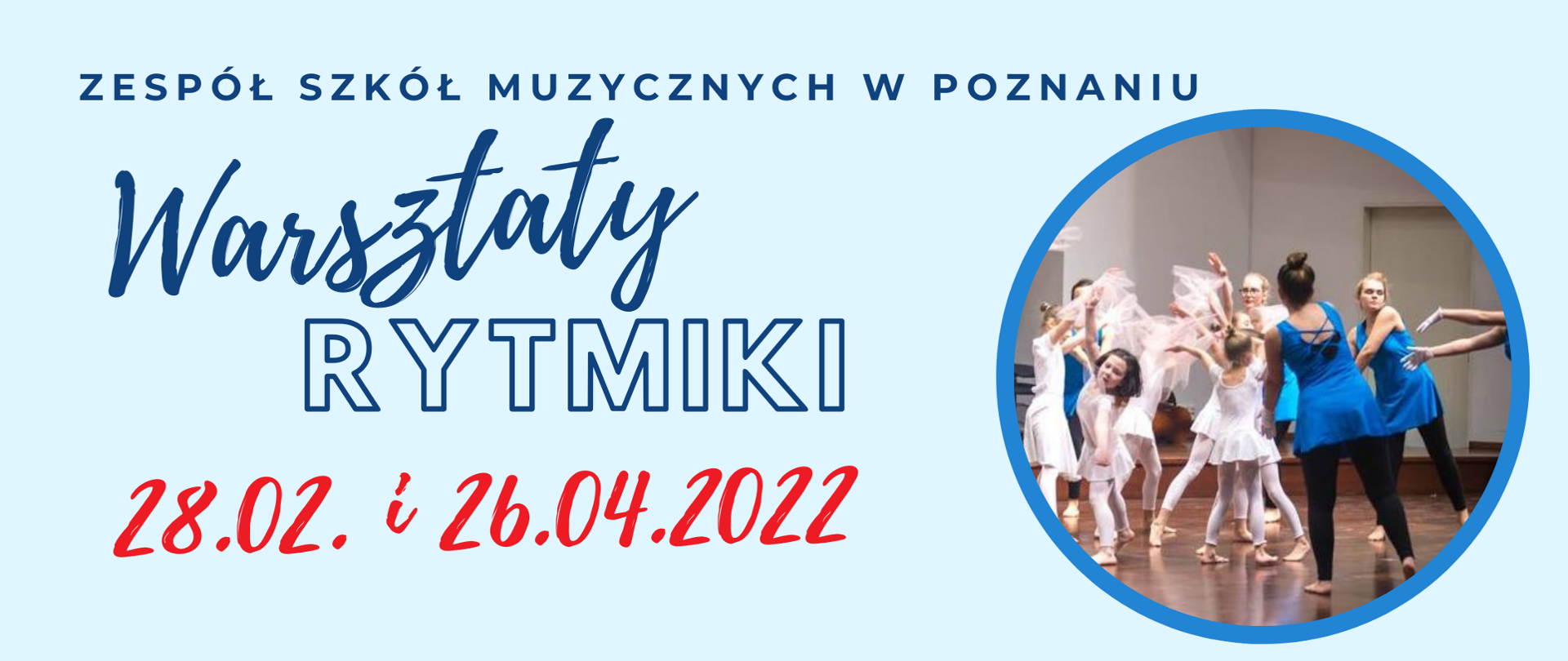 Jasno niebieski plakat z napisem Warsztaty rytmiki 28.02 i 26.04.2022. Po prawej stronie okrągłe zdjęcie tańczących uczennic