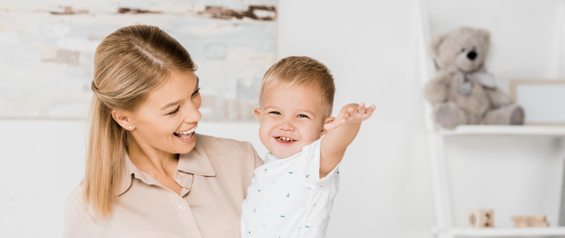 Zdjęcie przedstawiające mamę z kilkuletnim chłopcem