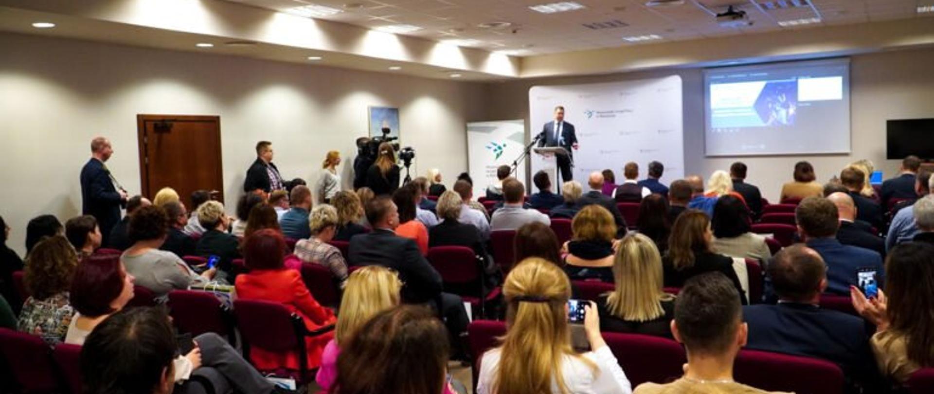 Minister Przemysław Czarnek zabiera podczas konferencji „Widzę siebie w tym zawodzie” – nowe możliwości w doradztwie zawodowym. Na sali uczestnicy wydarzenia