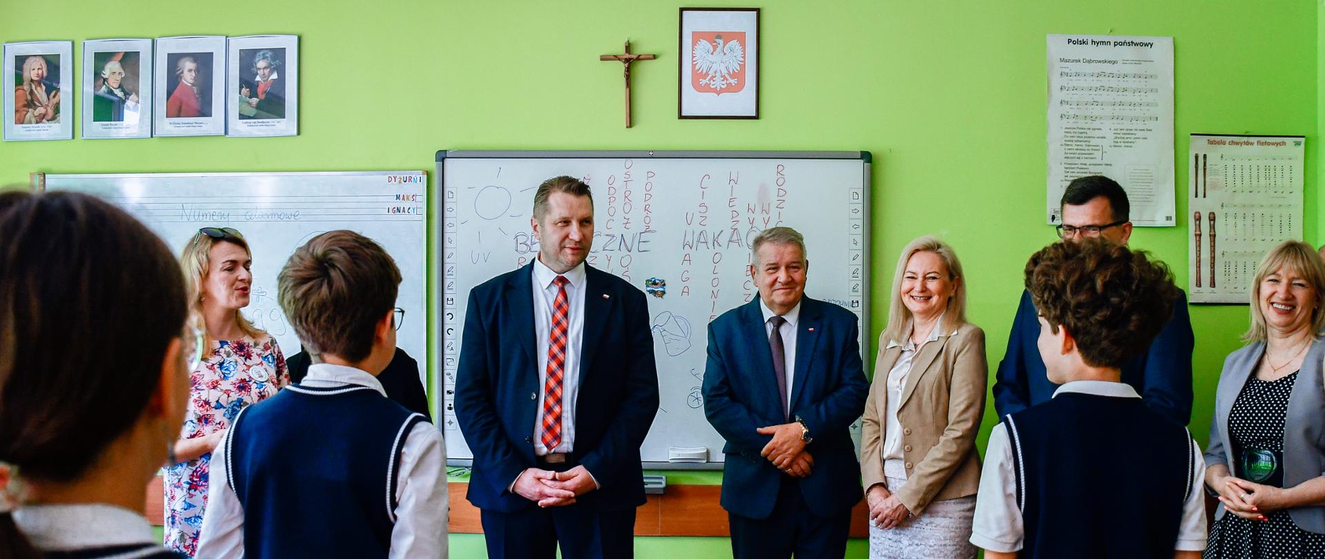 Wizyta Ministra Edukacji i Nauki oraz Wicewojewody Mazowieckiego w Katolickiej Szkole Podstawowej w Ząbkach