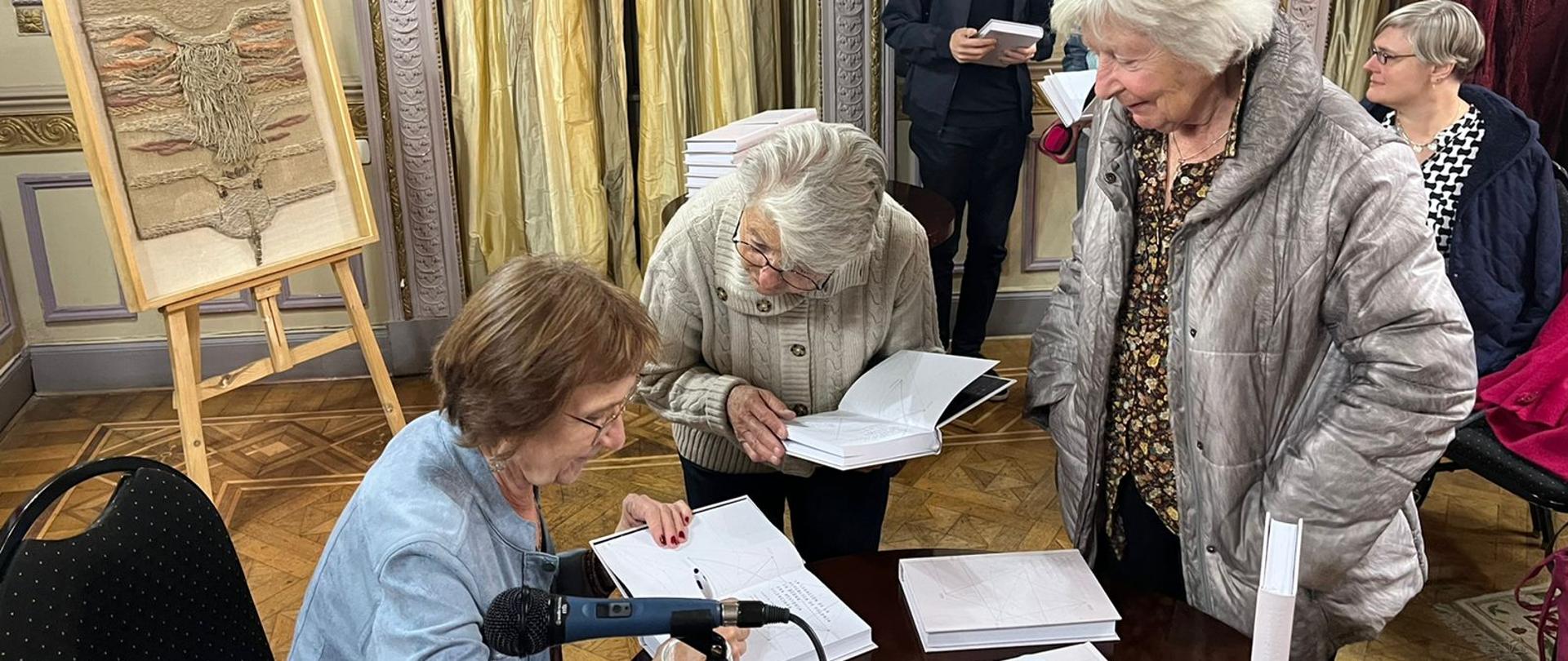 Pierwsza monografia o grupie Aleksandra Ładosia przetłumaczona na język hiszpański