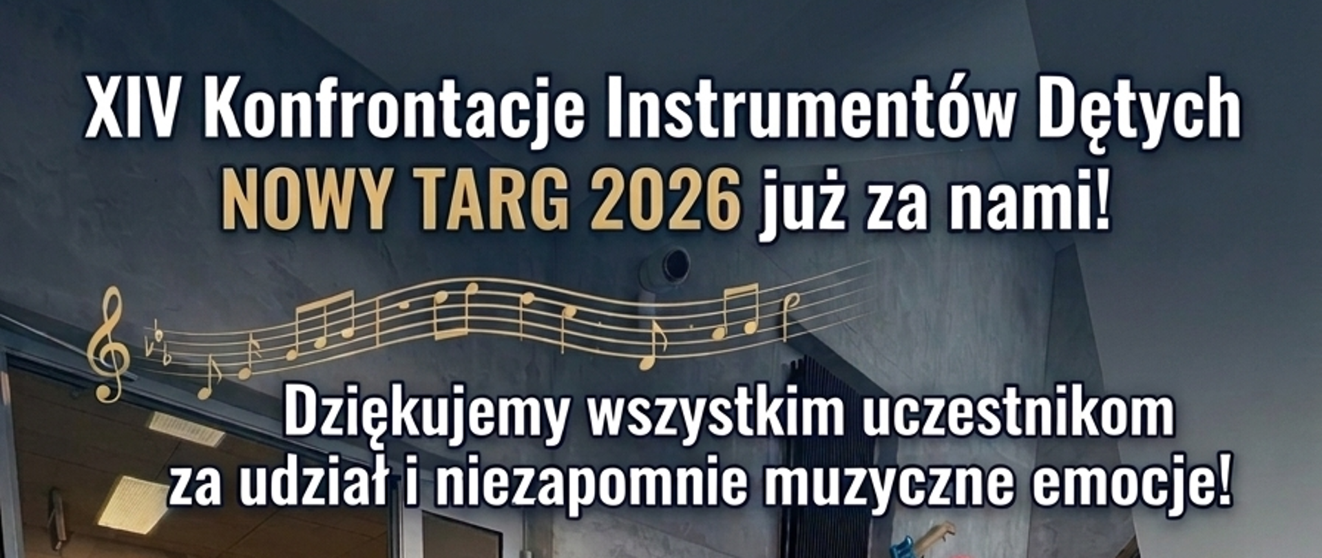 Zdjęcie przedstawia troje młodych muzyków – dwóch chłopców i dziewczynę – dumnie prezentujących swoje dyplomy oraz instrumenty (trąbki) po występie w XIV Konfrontacjach Instrumentów Dętych.
Wszyscy są elegancko ubrani, uśmiechnięci i pozują na tle nowoczesnych schodów udekorowanych muzycznymi detalami. To idealny kadr, który pokazuje radość i satysfakcję tuż po zejściu ze sceny.