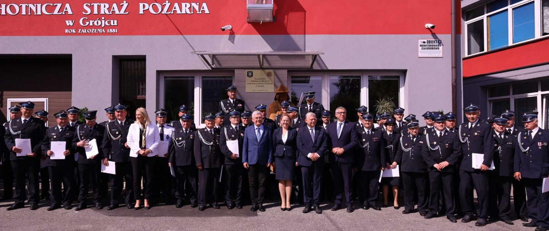 Minister Anna Moskwa w Grójcu na zdjęciu ze strażakami z OSP