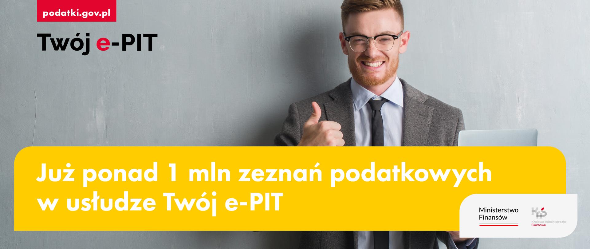 Mężczyzna z podniesionym kciukiem. Już ponad 1 mln zeznań podatkowych w usłudze Twój e-PIT. podatki.gov.pl, Twój e-PIT