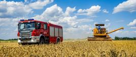 Zdjęcia przedstawia pojazd pożarniczy na polu, obok kombajn podczas prac rolniczych.