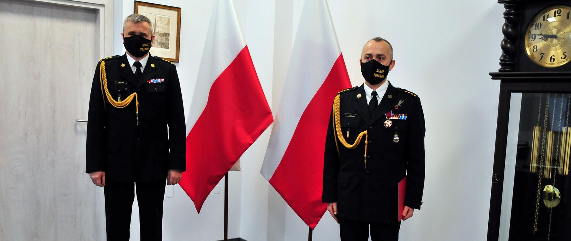 Zdjęcie przedstawia pomorskiego komendanta wojewódzkiego PSP st. bryg. Piotra Sochę oraz komendanta powiatowego PSP w Kartuzach st. kpt. Pawła Gila po wręczeniu decyzji.
