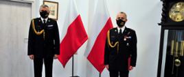 Zdjęcie przedstawia pomorskiego komendanta wojewódzkiego PSP st. bryg. Piotra Sochę oraz komendanta powiatowego PSP w Kartuzach st. kpt. Pawła Gila po wręczeniu decyzji.