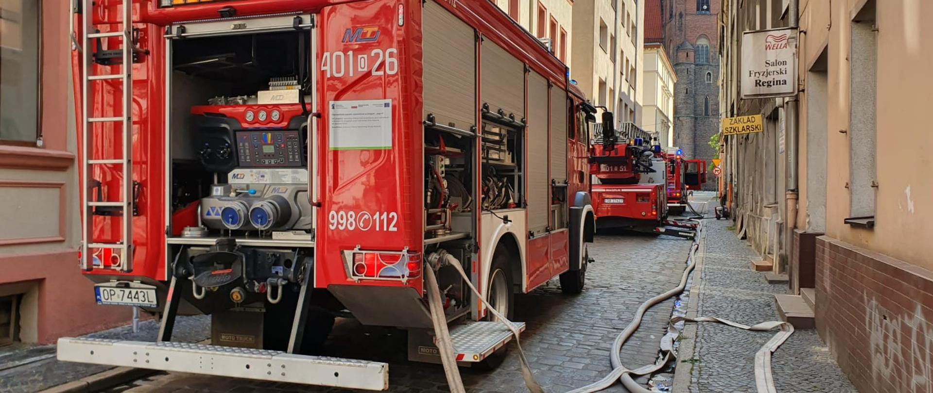 Trzy wozy bojowe ustawione podczas działań w wąskiej ulicy Zakonnic.