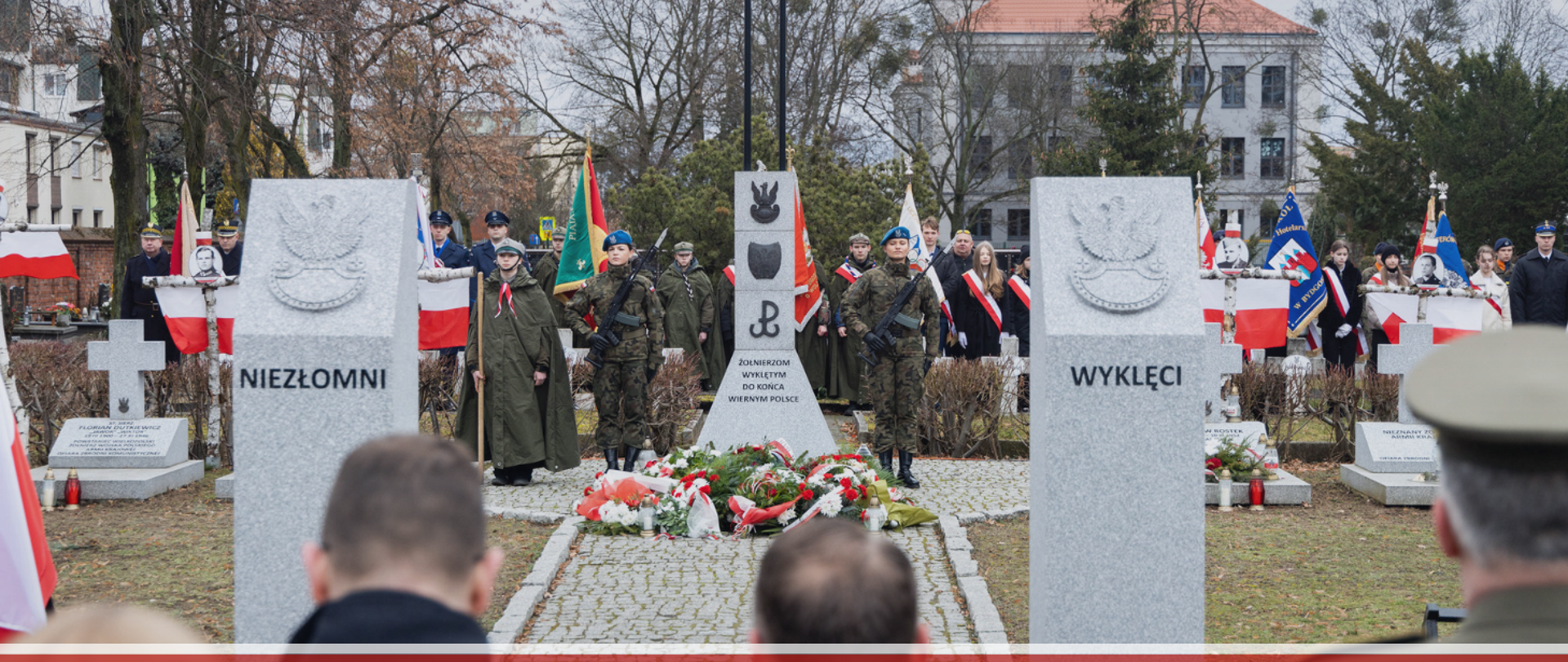 Widok na pomnik Żołnierzy wyklętych. Po bokach stoją żołnierze WP