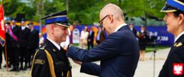 Wręczenie Złotego Medalu za Długoletnią Służbę podczas Mazowieckich Obchodów Dnia Strażaka w Warszawie. Odznaczenie odbiera Komendant Powiatowy PSP w Mławie st. bryg. Jarosław Andruszkiewicz podczas uroczystego apelu.