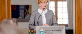 Wiceminister Józefa Szczurek-Żelazko przemawia podczas uroczystości wręczenia Nagrody Pielęgniarskiej Królowej Sylwii w Ambasadzie Królestwa Szwecji w Warszawie.
