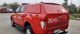 Zdjęcie pojazdu Ford Ranger na placu manewrowym Komendy Powiatowej Państwowej Straży Pożarnej w Krośnie Odrzańskim - tył oraz lewy bok pojazdu.
